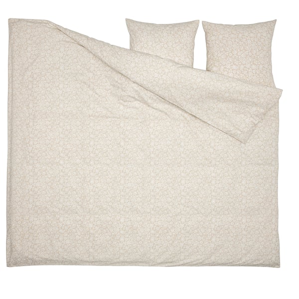 Représente une parure de lit beige clair avec de petits motifs floraux blancs, comprenant une couette et deux taies d’oreiller, en coton et viscose.