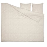 Représente une parure de lit beige clair avec de petits motifs floraux blancs, comprenant une couette et deux taies d’oreiller, en coton et viscose.