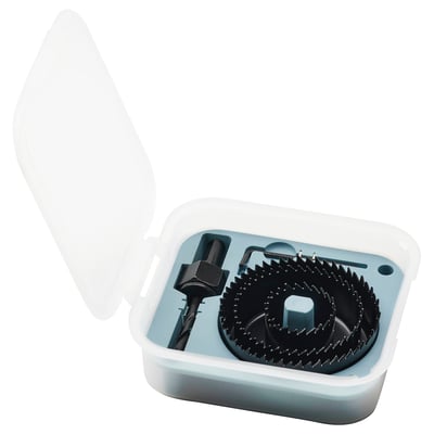 Boîte d’outils en bleu clair, avec des forets en métal, dans un boîtier en plastique blanc.