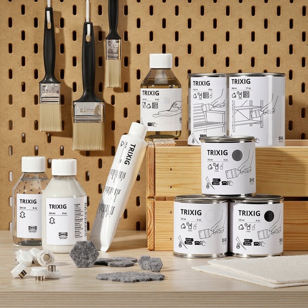 Produits d’entretien du cuir TRIXIG sur panneau perforé en bois avec brosses et tubes.