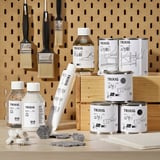 Produits d’entretien du cuir TRIXIG sur panneau perforé en bois avec brosses et tubes.