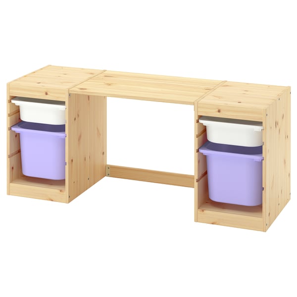 Bureau en bois en forme de L, de couleur naturelle claire. Deux bacs de rangement, un de chaque côté. Des bacs violet clair se trouvent à l’intérieur du bureau. Conception simple et pratique.