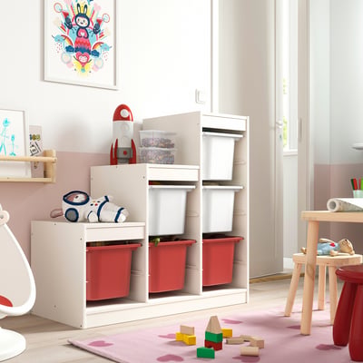 Rangement TROFAST avec bacs rouges/blancs dans l’aire de jeux pour enfants.