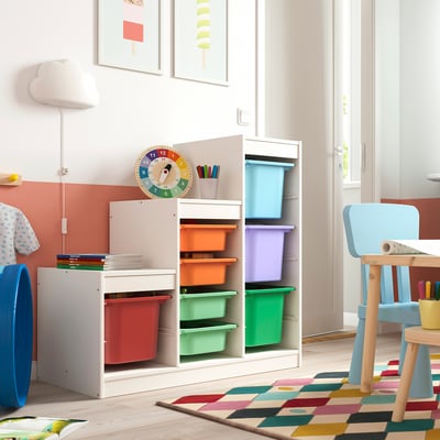 Unité de rangement TROFAST avec bacs colorés dans la chambre des enfants.