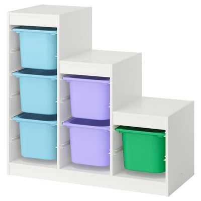 Un meuble de rangement TROFAST avec cadre blanc, boîtes bleues, violettes et vertes. Les boîtes en plastique sont amovibles et polyvalentes.