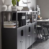 Rangement en métal TROTTEN gris dans le bureau à domicile, réglable, verrouillable.