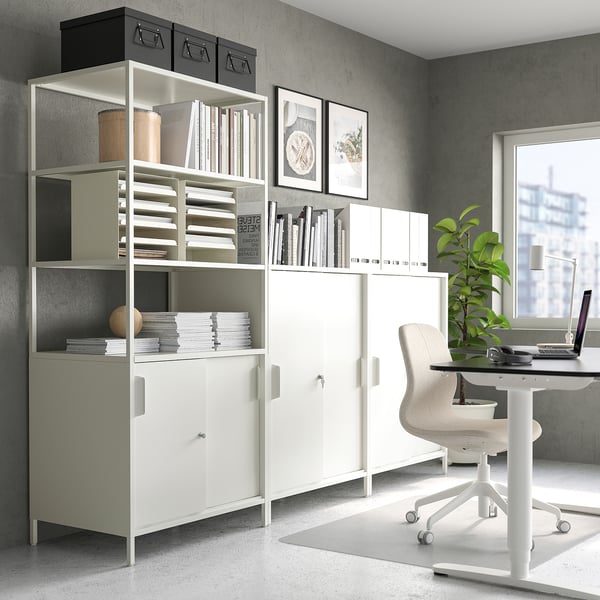 Bureau à domicile moderne avec armoire TROTTEN blanche, étagères et bureau, espace de travail efficace avec rangement.