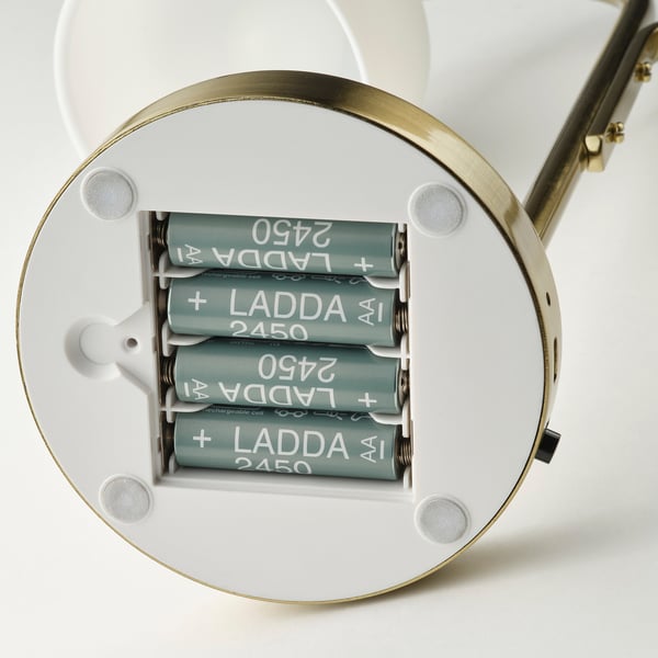 Lampe led portable avec socle en laiton et abat-jour en verre dépoli, utilisant quatre piles ladda rechargeables. Port de charge Usb-c.