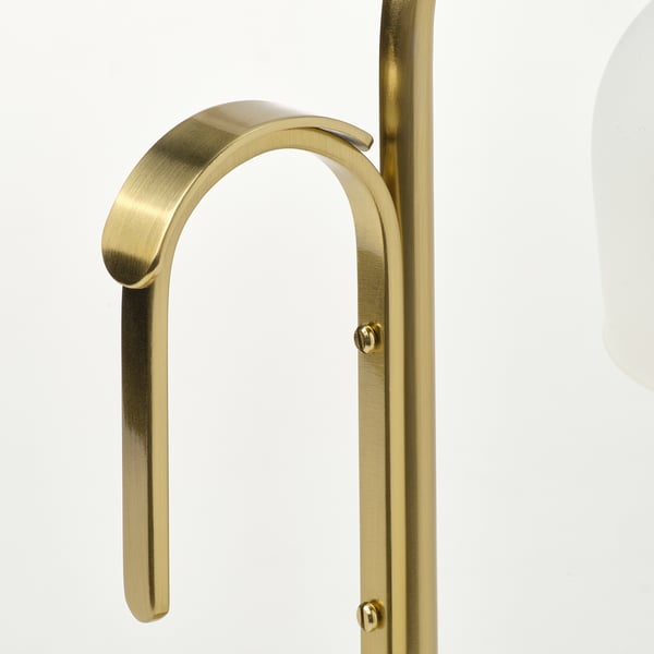 Lampe en métal doré avec abat-jour en verre givré, finition de haute qualité et poignée élégante.