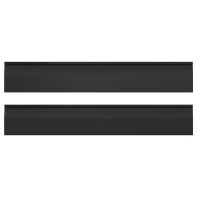 Deux façades d’armoires de cuisine rectangulaires noires élégantes avec des bords chanfreinés et des poignées intégrées.