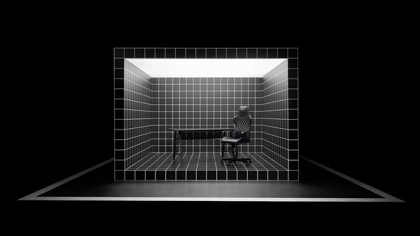 Configuration de jeu UTESPELARE : chaise et bureau en noir avec des éléments en maille et en acier, centrés dans un cadre en grille.