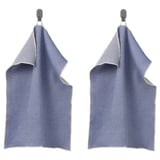 Deux serviettes à carreaux bleus pendent uniformément sur des crochets, soigneusement pliées avec une texture gaufrée, un matériau en coton.