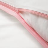 Gros plan de la fermeture éclair rose sur la couette VÄNKRETS, montrant une fermeture à glissière fonctionnelle.