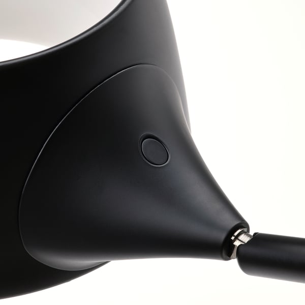 Un lampadaire noir moderne avec un col réglable, mettant en valeur son design élégant et sa qualité de construction durable.