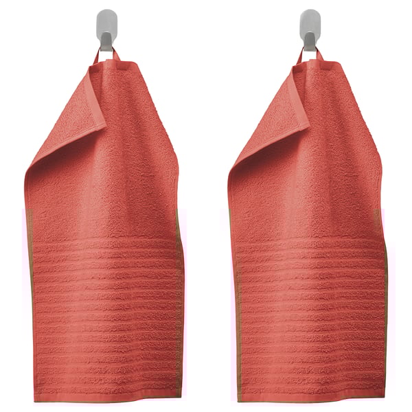 Deux serviettes rouges VÅGSJÖN sont suspendues avec des crochets, en éponge douce et à séchage rapide.