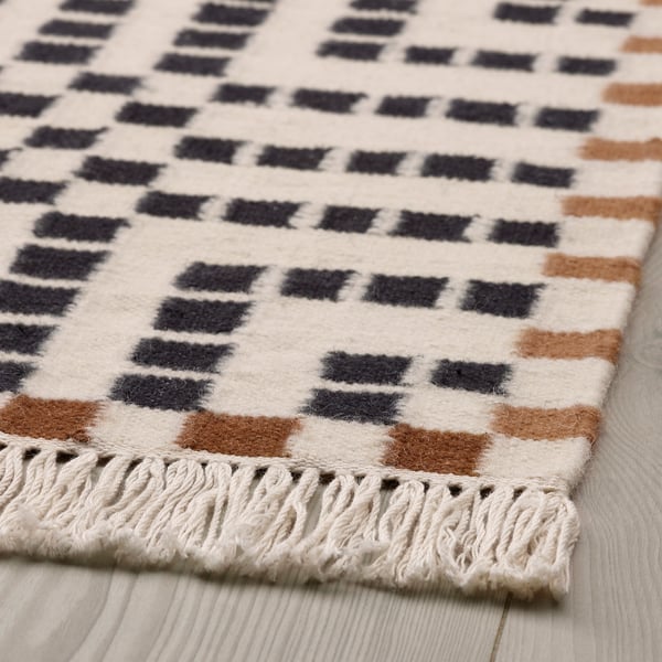Tapis à motifs de losanges avec bord à franges, couleurs beige, gris et marron. Laine douce, fabriquée à la main, de haute qualité.