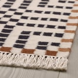 Tapis à motifs de losanges avec bord à franges, couleurs beige, gris et marron. Laine douce, fabriquée à la main, de haute qualité.
