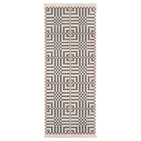 Le tapis VAMDRUP, fabriqué à la main dans des tons blancs, noirs et bruns, un motif de tissage scandinave traditionnel, idéal pour les couloirs ou les chambres.