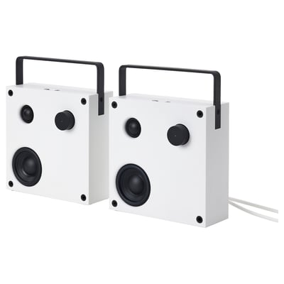 Deux haut-parleurs Bluetooth VAPPEBY blancs, rectangulaires avec des bords arrondis, des accents noirs et des poignées sur le dessus.