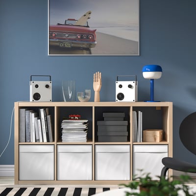 Chambre moderne avec mur bleu, photo de voiture rouge, étagère, haut-parleurs VAPPEBY.