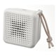 Il s’agit d’un haut-parleur VAPPEBY portable blanc doté d’une grille de minuscules trous pour le son et d’une corde tressée pour le transport, sur un fond blanc.