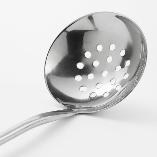 Écumoire en métal argenté avec bol perforé, manche long. Idéal pour filtrer et soulever les aliments des casseroles. Excellente qualité et conception robuste.