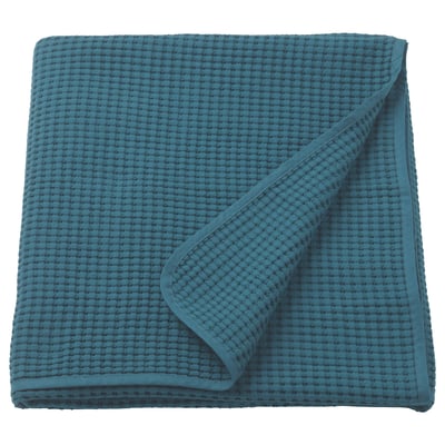 Couvre-lit plié bleu turquoise dirigé Vårel, motif gaufré texturé, forme rectangulaire, en 100 % coton.