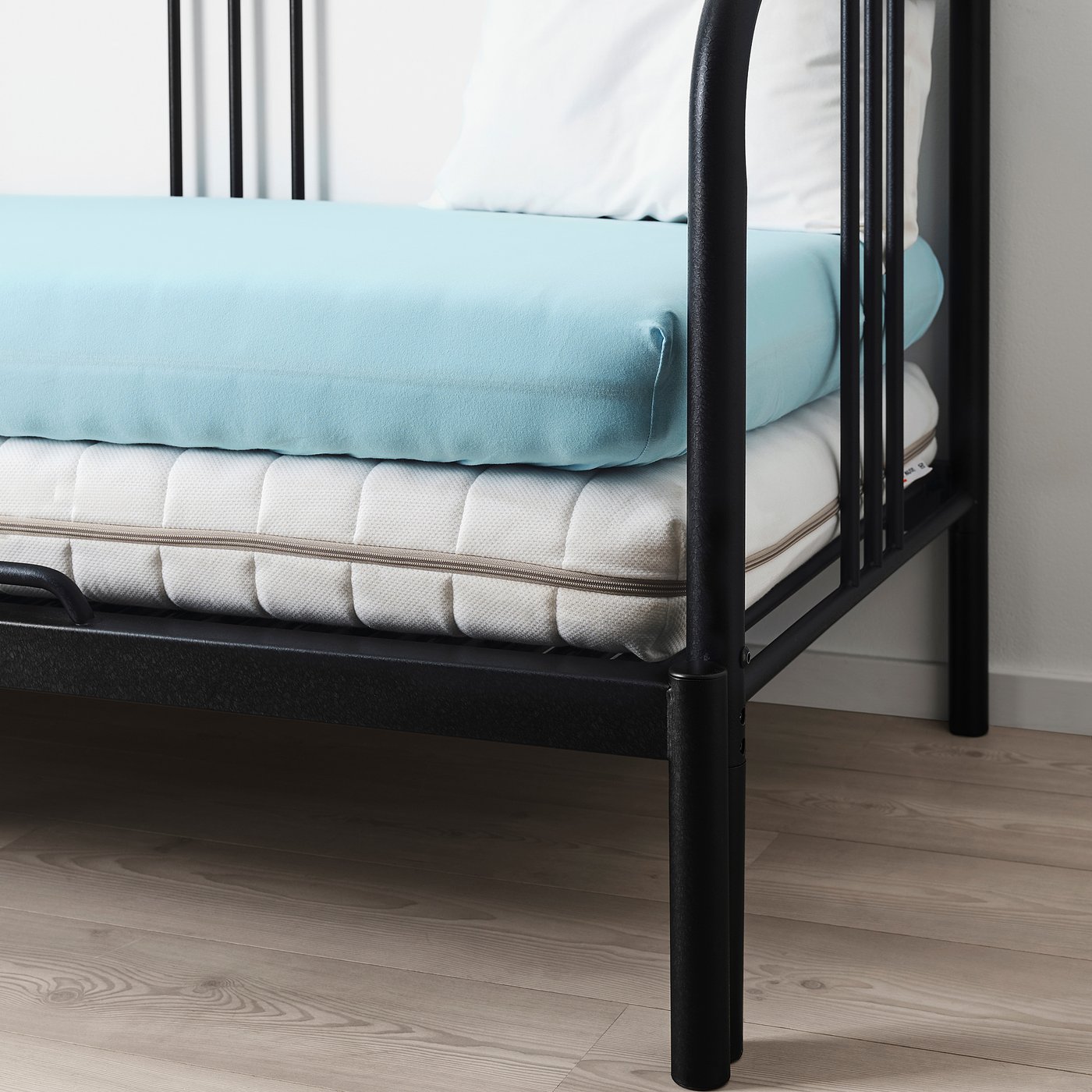 https://www.ikea.com/fr/fr/images/products/varvial-fitted-sheet-for-day-bed-light-blue__0755291_PE748341_S5.JPG