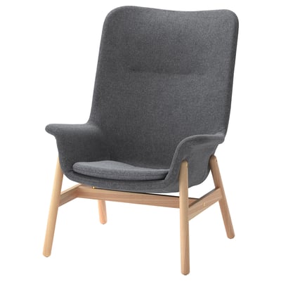 Fauteuil gris moderne avec dossier haut, lignes courbes, pieds en bois. Design élégant et confortable.