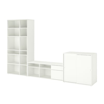 Un ensemble de rangement VIHALS blanc, comprenant une étagère haute, un large banc de télévision et une armoire à portes coulissantes, idéal pour organiser les espaces de vie.