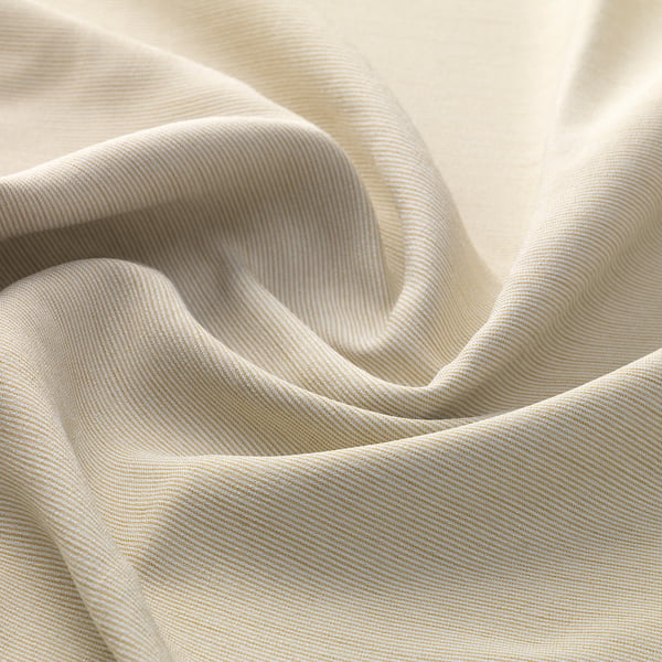 Rideaux de couleur crème avec un tissage dense, une texture fine et un motif à rayures subtiles ; Tissu de haute qualité.