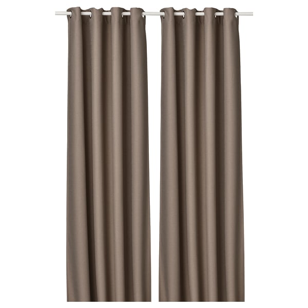 Deux rideaux marron avec dessus à œillets, suspendus côte à côte, offrant intimité et assombrissement de la pièce, fabriqués à partir de polyester recyclé.