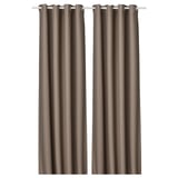 Deux rideaux marron avec dessus à œillets, suspendus côte à côte, offrant intimité et assombrissement de la pièce, fabriqués à partir de polyester recyclé.