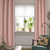 Rideaux rose tendre sur la grande fenêtre, chaise sarcelle avec oreiller. Plante verte, lys blancs sur la table.