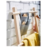 Porte-serviettes en bouleau, blanc, serviettes suspendues grises/jaunes, pieds réglables, crochets latéraux.