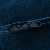 Détail de la fermeture éclair du canapé en velours bleu sarcelle, mettant en valeur une fermeture lisse et robuste.