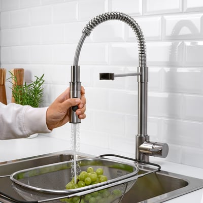 Robinet de cuisine VIMMERN en acier inoxydable avec bec à ressort flexible, pulvérisateur rétractable, design moderne et élégant.