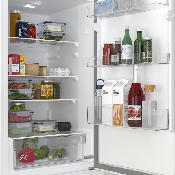 Réfrigérateur avec tablettes en verre réglables, lumières LED et bacs de rangement pour une organisation efficace des aliments.