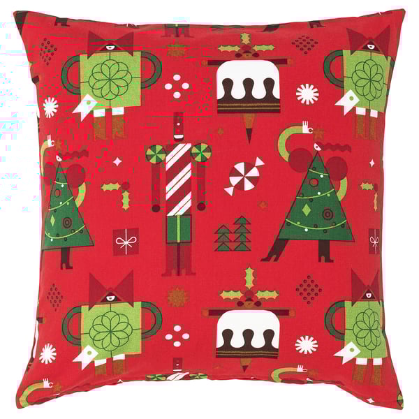 Coussin de Noël carré rouge, décoré d’arbres verts, de casse-noisettes et de bonhommes en pain d’épice sur fond blanc.