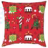 Coussin de Noël carré rouge, décoré d’arbres verts, de casse-noisettes et de bonhommes en pain d’épice sur fond blanc.