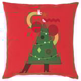 Coussin carré rouge avec motif d’arbre de Noël vert ; visage blanc, ornements bruns, décorations colorées.