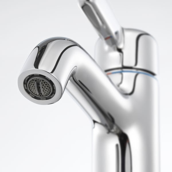 Robinet chromé avec un design moderne et incurvé et un aérateur en maille.