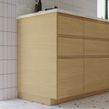 Armoire en chêne VOXTORP, bois clair, design épuré, plateau en marbre blanc, style salle de bain épuré.