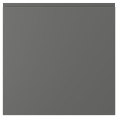 Une porte d’armoire VOXTORP gris foncé de forme carrée avec un design lisse et minimaliste et des poignées intégrées.