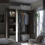 Placard moderne avec rangement élégant, vêtements et lampe.