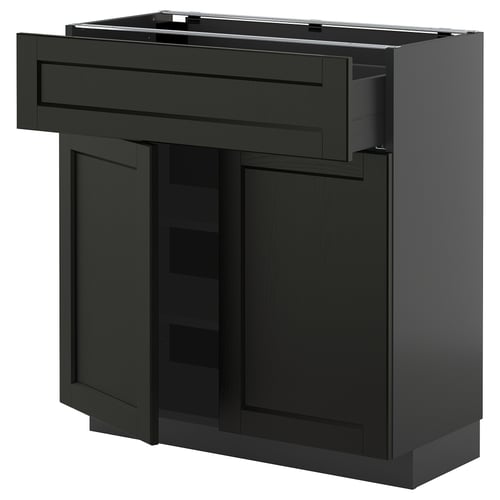 This image shows a black METOD kitchen cabinet with a traditional, bevelled design featuring a pull-out drawer and two doors.