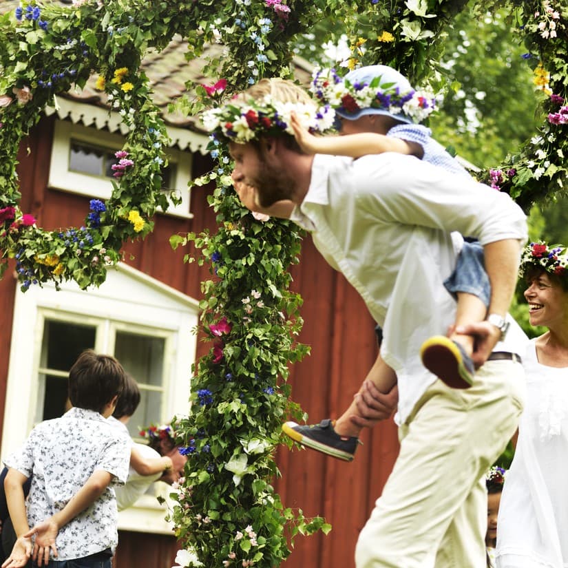 Midsommar: Tanz um den Midsommar-Baum