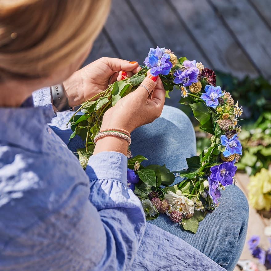 Binde deinen Midsommar-Blumenkranz