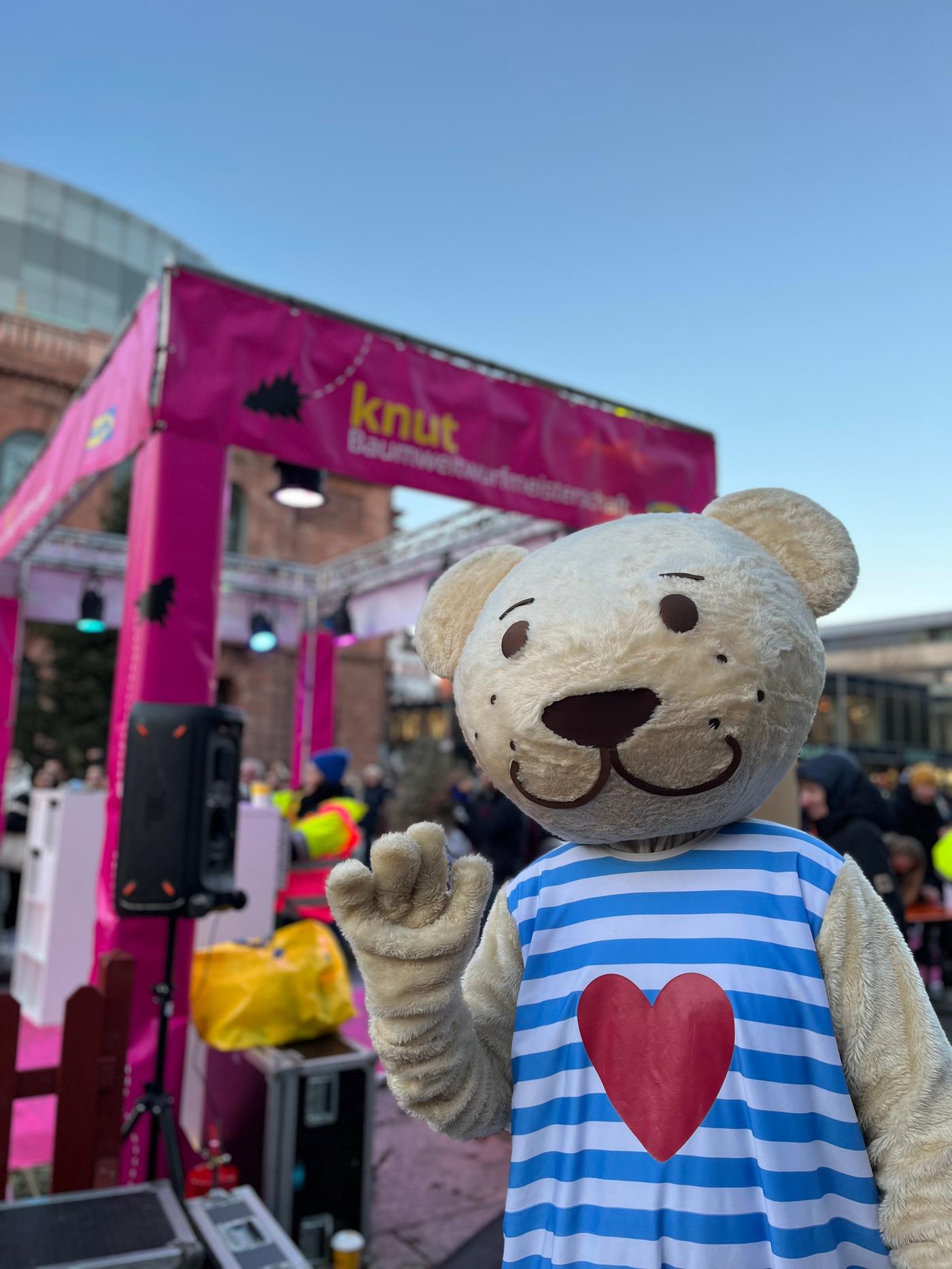 🎄 Knut-Baumweitwurfmeisterschaft Gutenbergplatz!