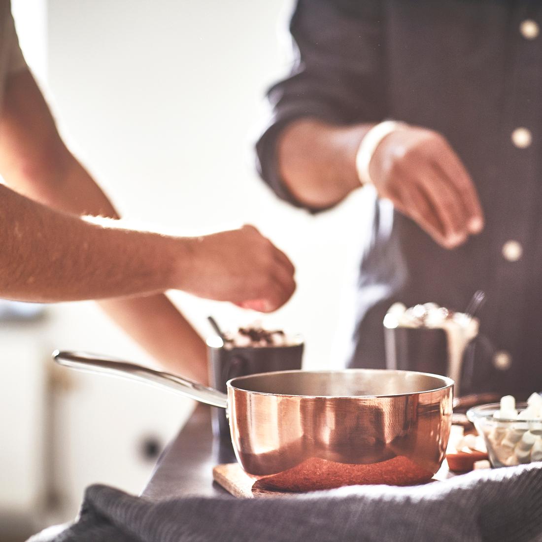Jugendliche kochen in der Küchenabteilung